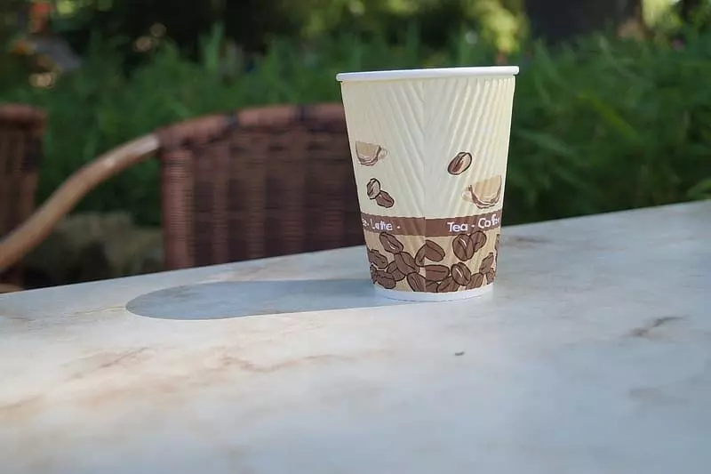 चाय, कॉफी जैसे गर्म पेय के लिए पूरी तरह से सुरक्षित नहीं है कागज का डिस्पोजेबल कप