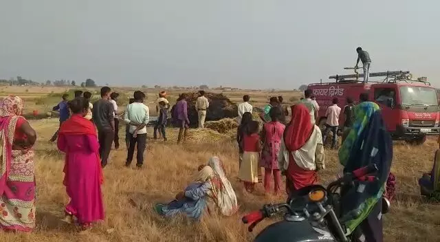 मध्य प्रदेश : आग में ख़ाक हो गई धान की पूरी फसल, फूट-फूट कर रो पड़े किसान परिवार