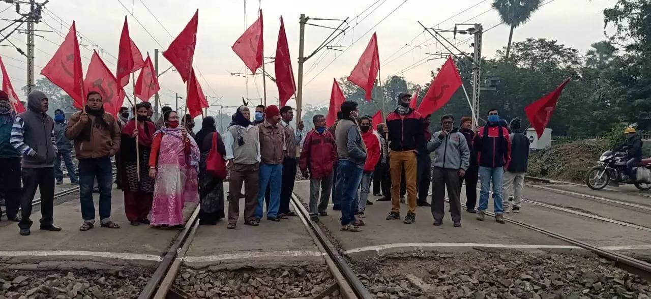 भारत बंद : देश भर में आज कर्मचारियों की हड़ताल, पश्चिम बंगाल में ट्रेन रोकी, पंजाब में किसानों ने तोड़ी बैरीकेडिंग, देखें तस्वीरें