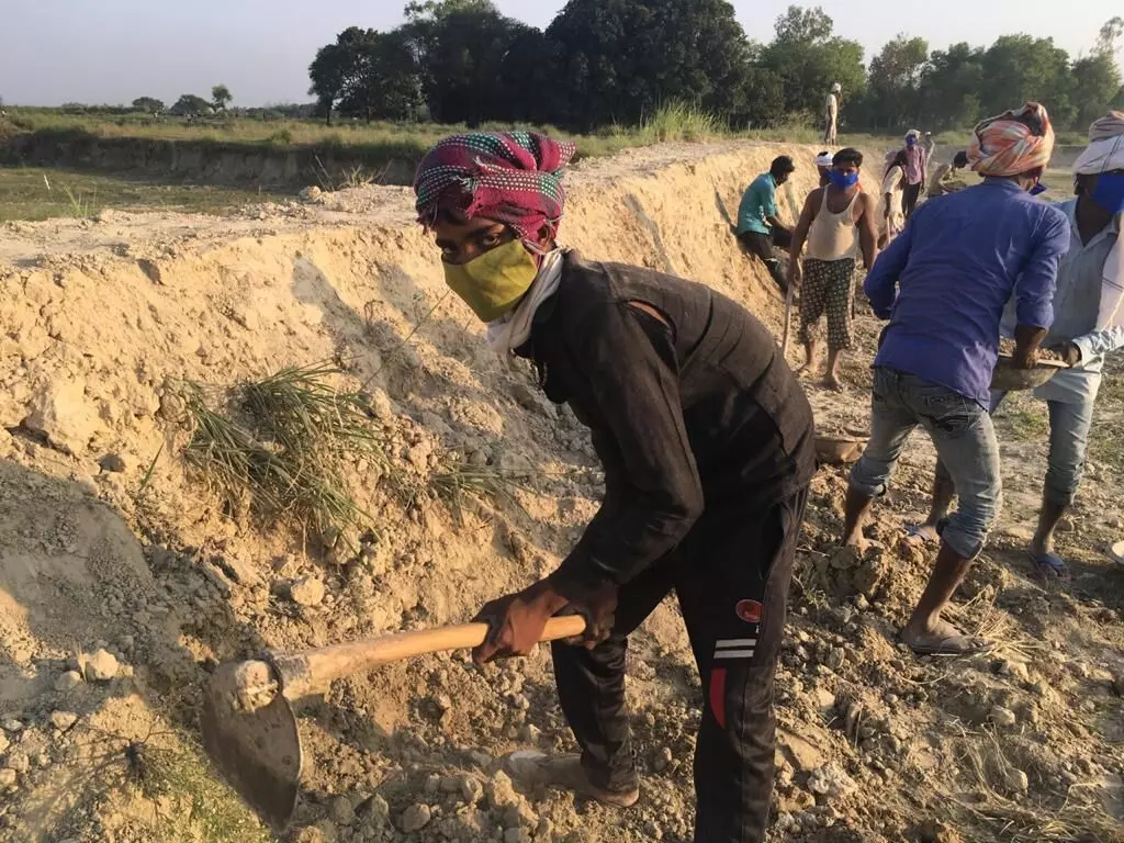 उत्तर प्रदेश : अब मनरेगा मजदूरों को भी मिलेगा पेंशन और आवास से जुड़ी योजनाओं का लाभ, नए साल में रिकॉर्ड बनाने की तैयारी