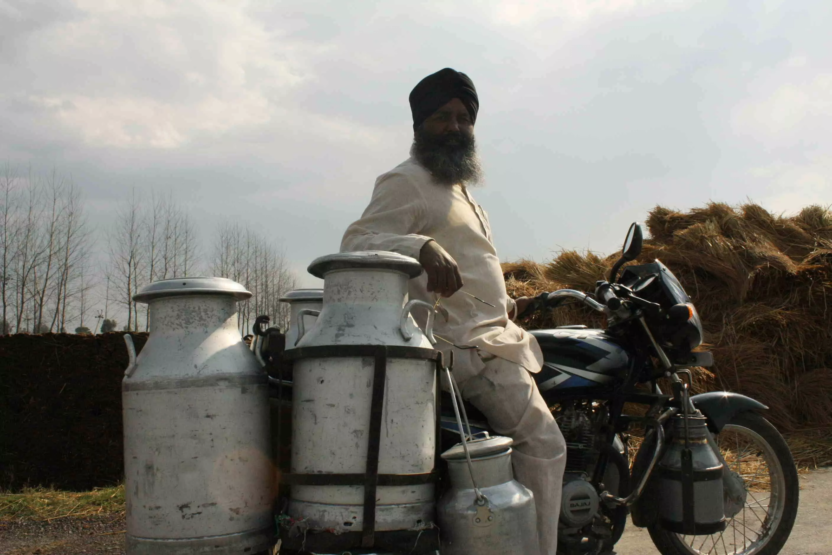 दूध की बिक्री और रेट को लेकर हरियाणा में क्या है विवाद, 100 रुपए लीटर दूध के रेट से संयुक्त किसान मोर्चा ने किया किनारा