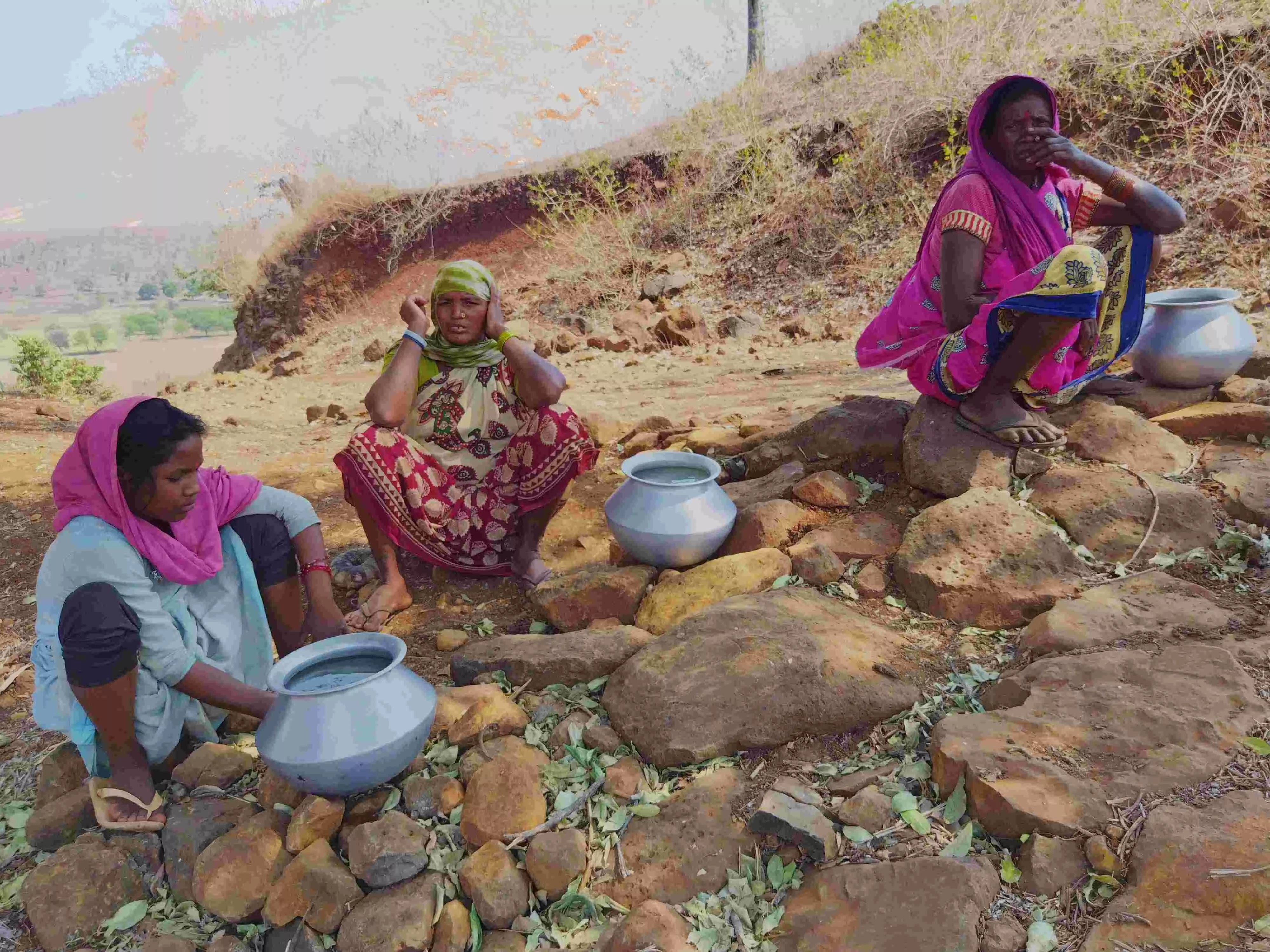 जल संकट: पानी की कमी से जूझ रहे इस गाँव के लोग गर्मियों में नदी किनारे बना लेते हैं बसेरा