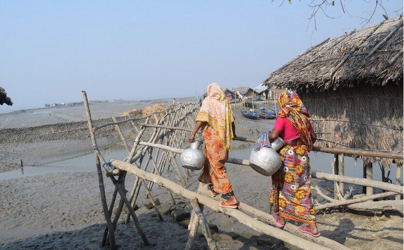 पानी से घिरे देश में पीने के पानी लेने दिन में दो बार कई किलोमीटर पैदल जाती हैं महिलाएं