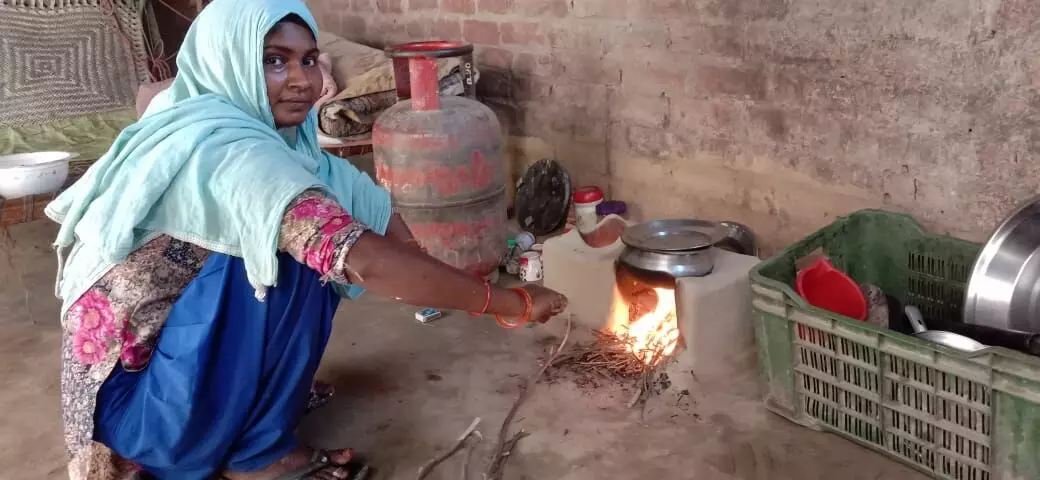 घरेलू गैस की बढ़ती कीमतों ने गांवों में महिलाओं को फिर से चूल्हे की ओर ढकेला