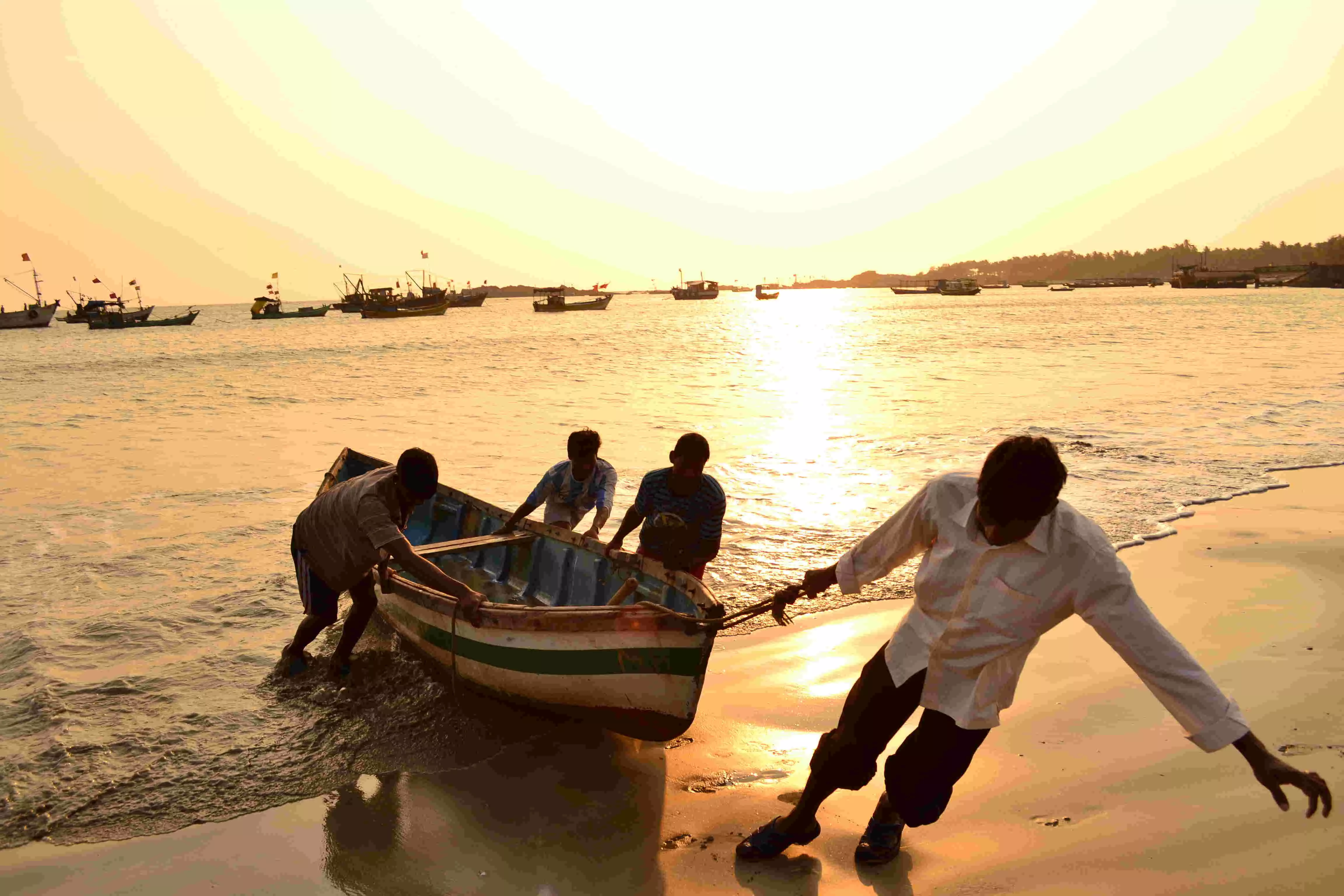 मुंबई से कोंकण तक मछुआरों की रोजीरोटी पर जबर्दस्त मार, कोरोना पाबंदी का नया नियम बना मुसीबत