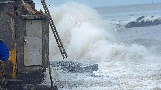 चक्रवाती तूफान तौकते और हुआ तेज, महाराष्ट्र समेत कई राज्यों में दिखने लगा असर, इन राज्यों में आंधी पानी की आशंका