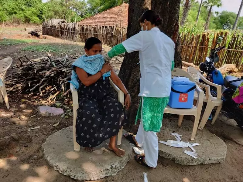 दंतेवाड़ा जिला प्रशासन की पहल कोविड मुक्त गांव : कोरोना जागरुकता दल, गोंडी में संदेश और वैक्सीनेशन के लिए चलाई जा रही बस