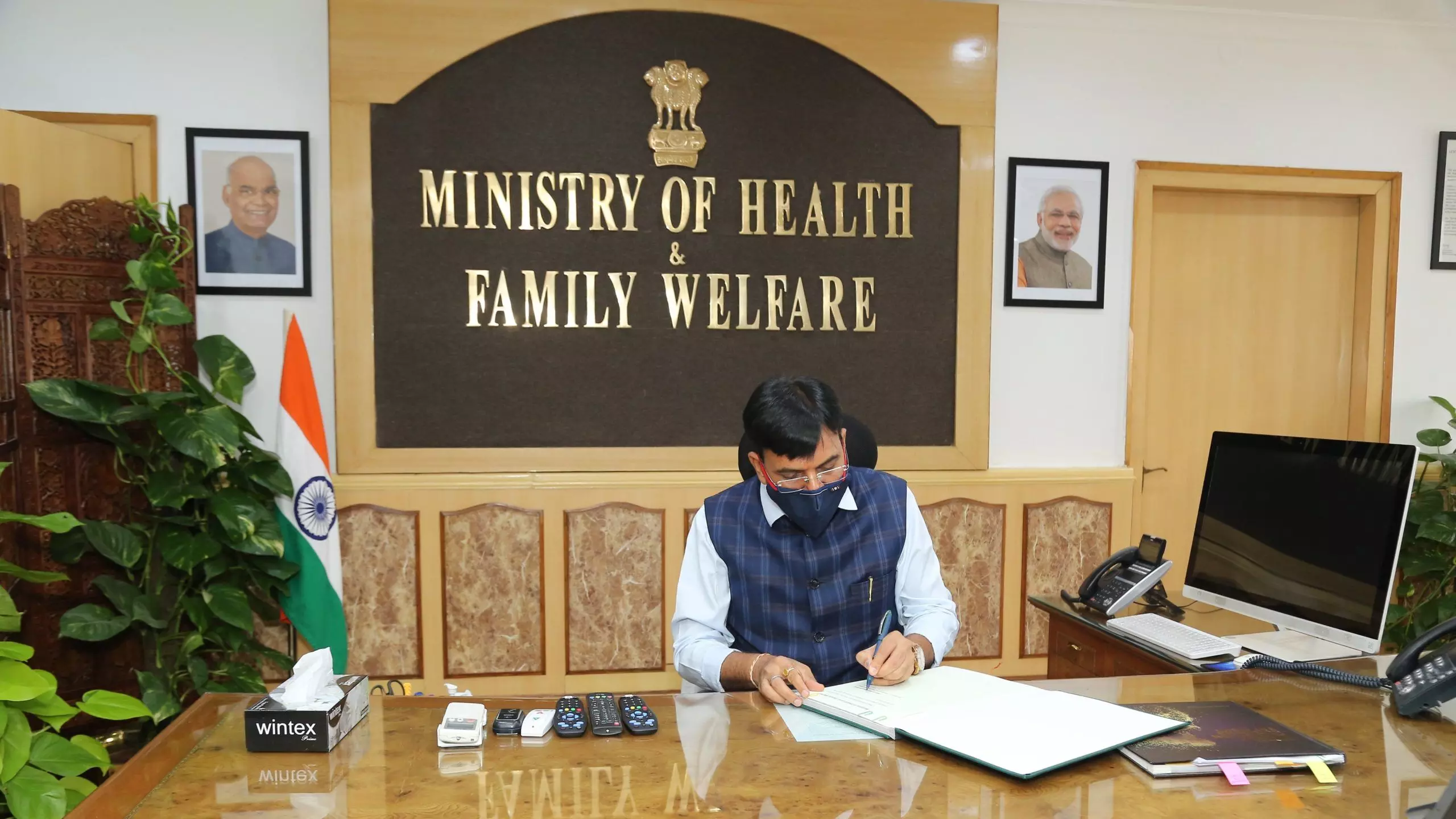 केंद्रीय स्वास्थ्य मंत्री मनसुख मंडाविया ने कोविड-19 वैक्सीन को लेकर अफवाह फैलाने वालों को दी आत्मनिरीक्षण की सलाह
