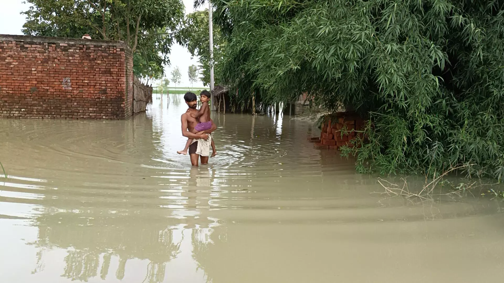UP Flood: 13 जिलों के 382 गांव बाढ़ की चपेट में, सीएम ने कहा- राहत और बचाव कार्य युद्धस्तर पर जारी