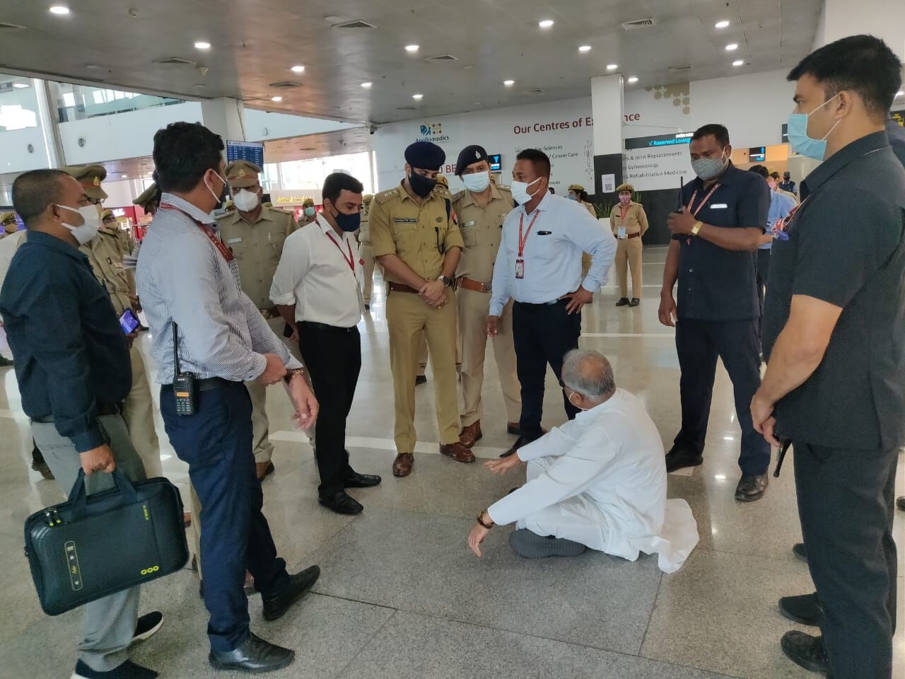 लखनऊ एयरपोर्ट पर जमीन पर बैठे भूपेश बघेल, कहा- मैं लखीमपुर नहीं जा रहा फिर भी मुझे क्यों रोका जा रहा