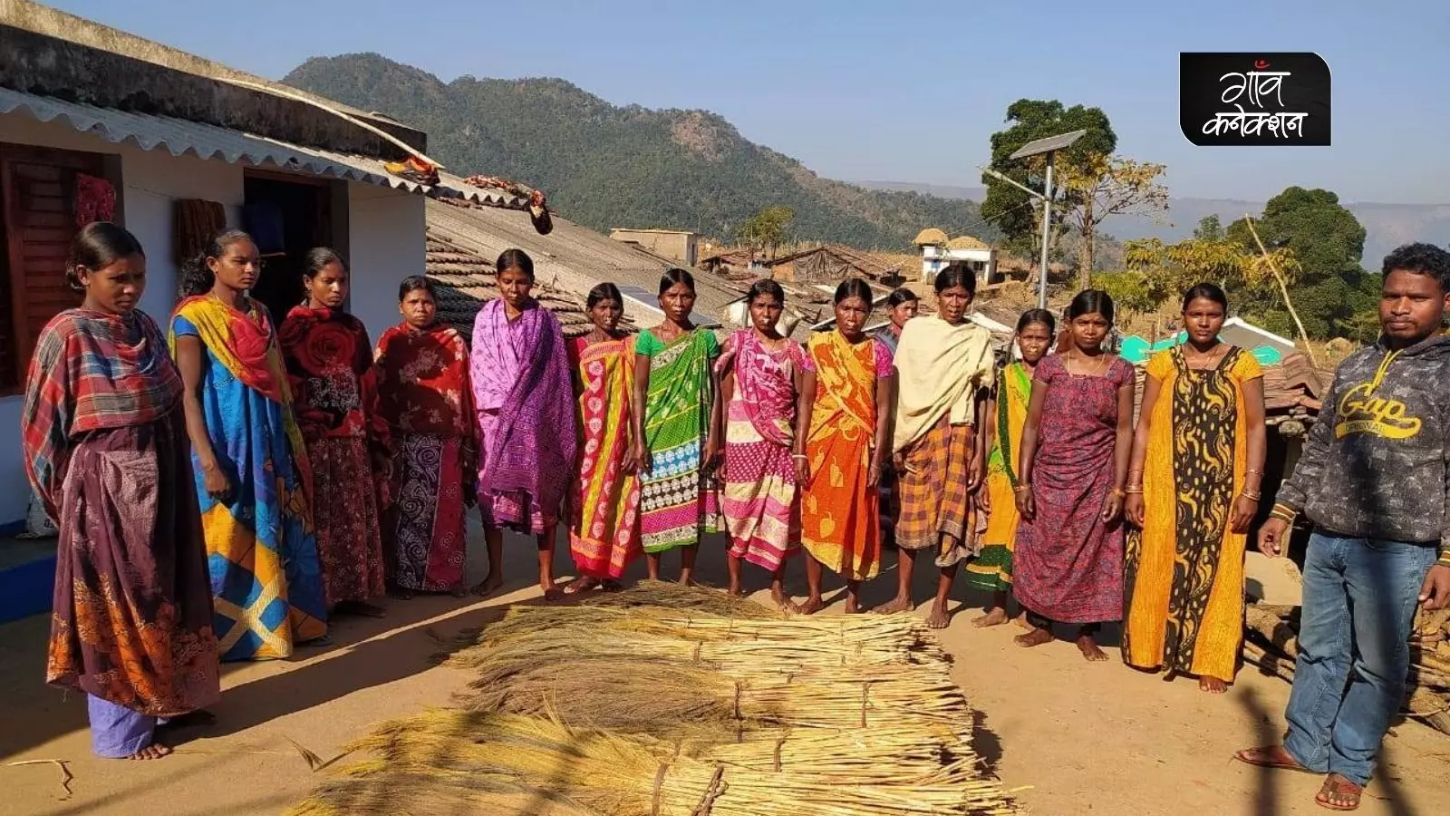 ओडिशा: कोरापुट की आदिवासी महिलाओं की जिंदगी में पारंपरिक झाड़ू बनाने के हुनर से आया बदलाव