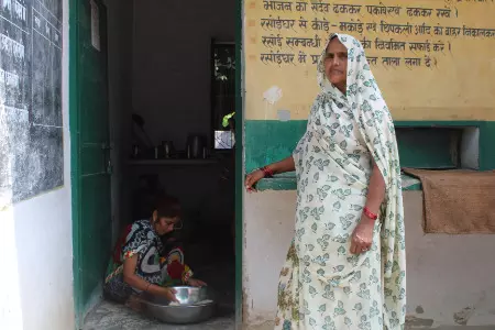 उत्तर प्रदेश: सरकारी स्कूलों की रसोइयों का 500 रुपए बढ़ा मानदेय, मिलेगा 5 लाख का स्वास्थ्य बीमा