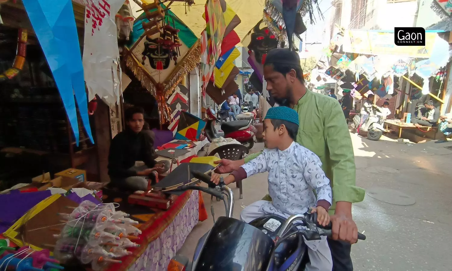 As the royal started promoting kite flying in the city, this news spread everywhere and a large number of kite makers settled in Jaipur and some residents of the city as well took up this art form. 