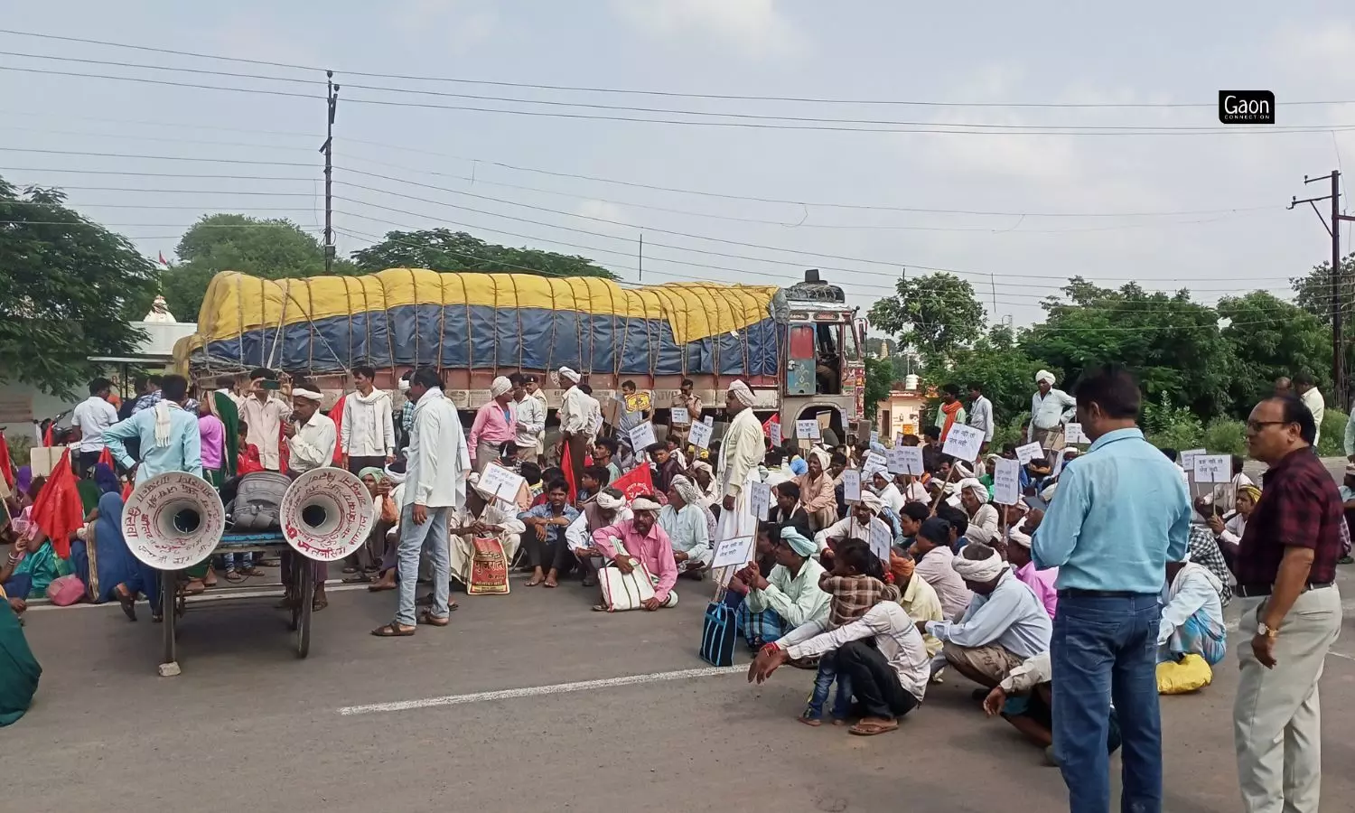 Khargone Protest: Villagers displaced due to Kharak dam demand compensation; protest at collectorate continues