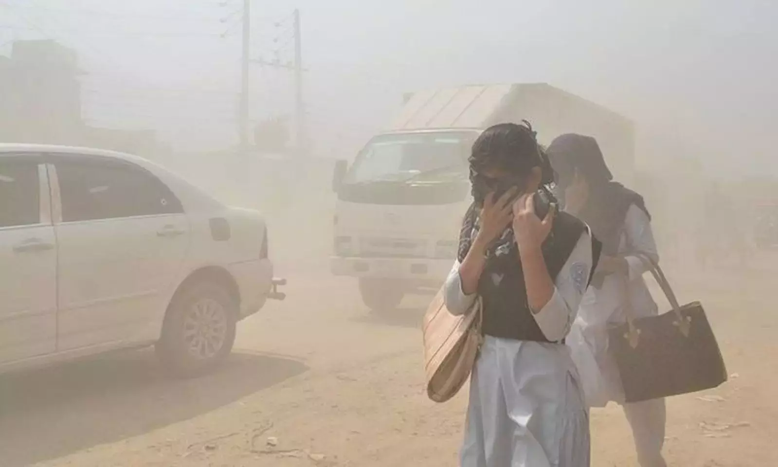 दिल्ली पटना के गाँवों को क्यों नहीं मिल पा रही है साफ़ हवा