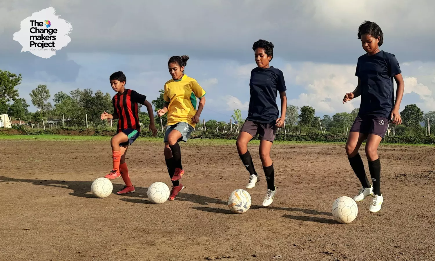 मध्य प्रदेश के इस ग्रामीण स्कूल में आदिवासी बच्चे सीख रहे हैं फ्री फुटबॉल कोचिंग और कोडिंग