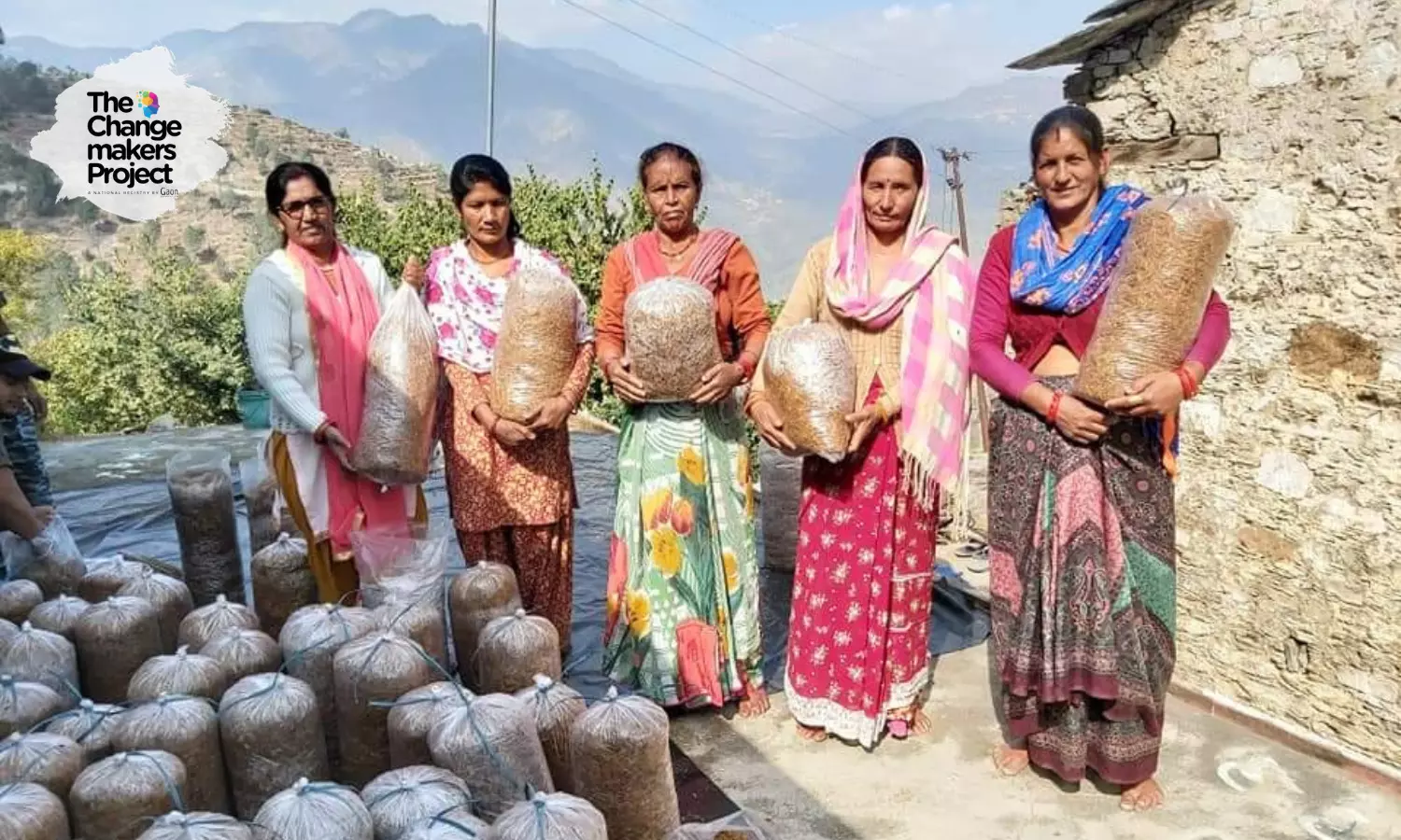 बैंक की जॉब छोड़ छोटे से गाँव में शुरू किया स्टार्टअप, मशरूम की खेती कर महिलाओं को दे रहे हैं रोज़गार के अवसर