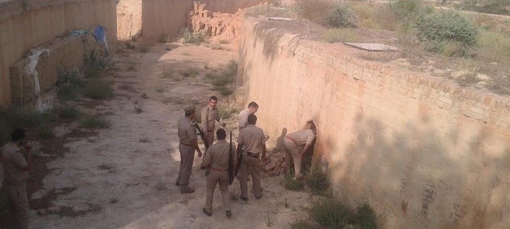 पुलिस अभिरक्षा से भागा अभियुक्त ईंट भट्ठे की चिमनी में घुसा