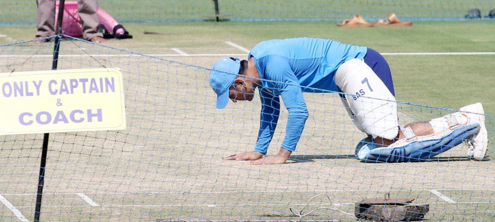 कोलकाता के ईडन गार्डेन्स में धौनी को ढूंढ़ रही थी क्रिकेट प्रेमियों की निगाहें