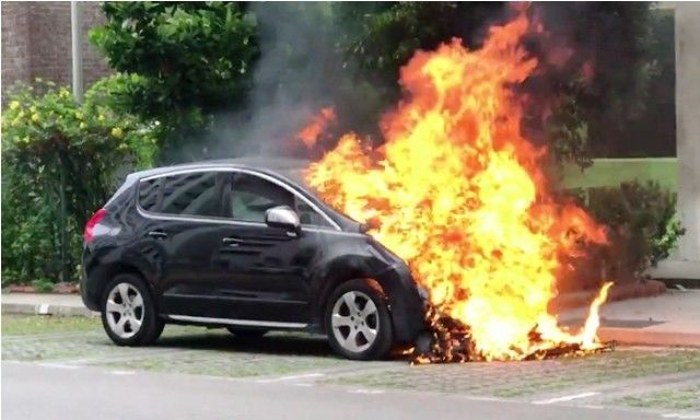 विशेष : कार में आग लग जाए तो घबराएं नहीं, अपनाएं ये उपाय 