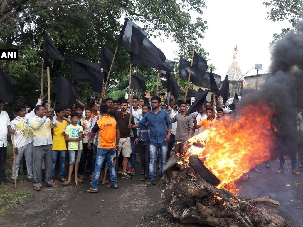 महाराष्ट्र में किसानों का आंदोलन हुआ हिंसक, गाड़ियों में लगाई आग 