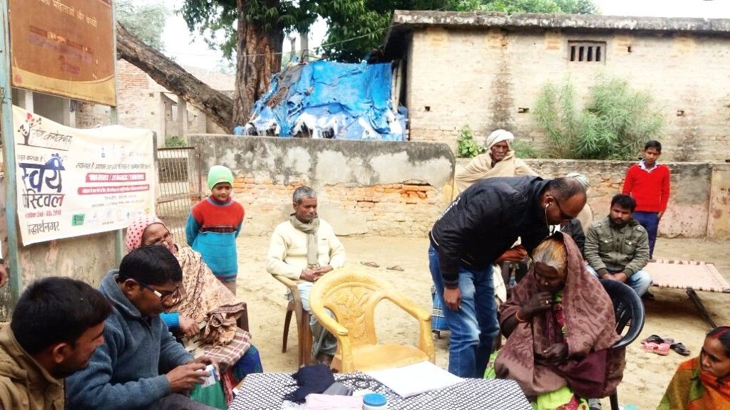 #स्वयंफेस्टिवल: पथरदेईया गाँव के ग्रामीणों ने जाना निरोग रहने का तरीका, स्वास्थ्य शिविर में उमड़ी भीड़