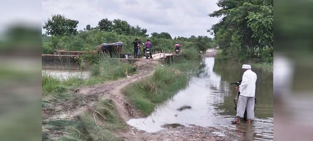 पच्चीस गाँव के लोगों का रास्ता है लकड़ी की पुलिया
