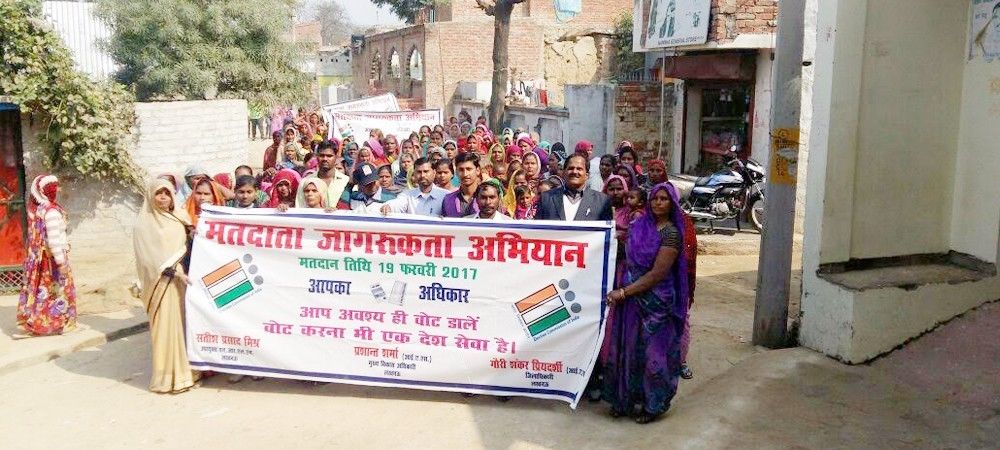 गाँव की महिलाओं ने मतदान के लिए किया जागरूक