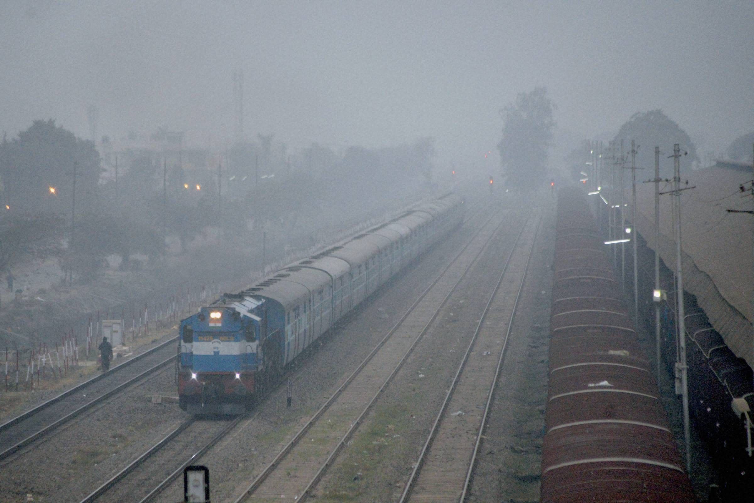 दिल्ली में सुबह छाई रही धुंध, देर से चल रहीं 20 ट्रेनें