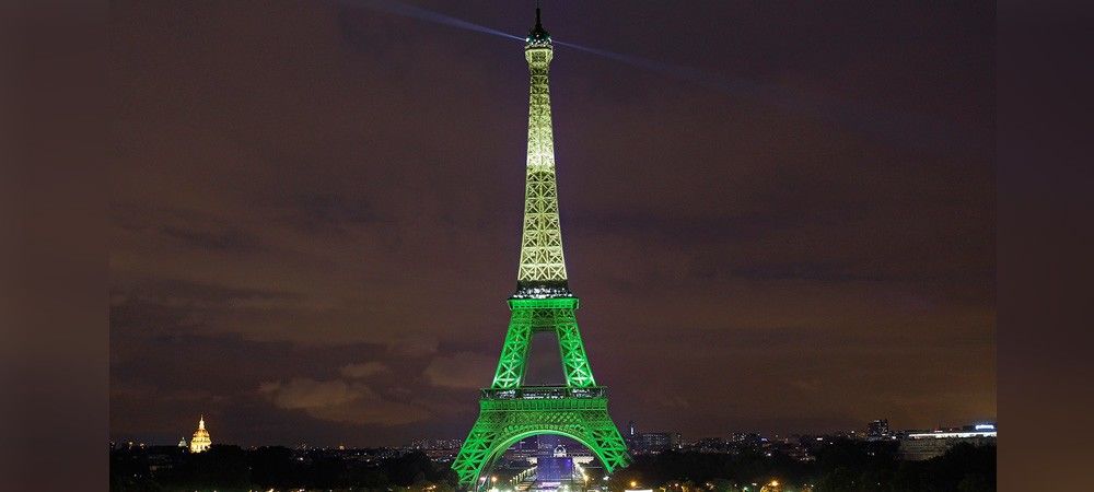 पेरिस जलवायु परिवर्तन समझौते के सम्मान में हरे रंग से रोशन किया गया एफिल टॉवर      