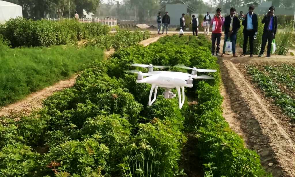 किसानों की मदद कर रहे ड्रोन कैमरे.. देखिए वीडियो