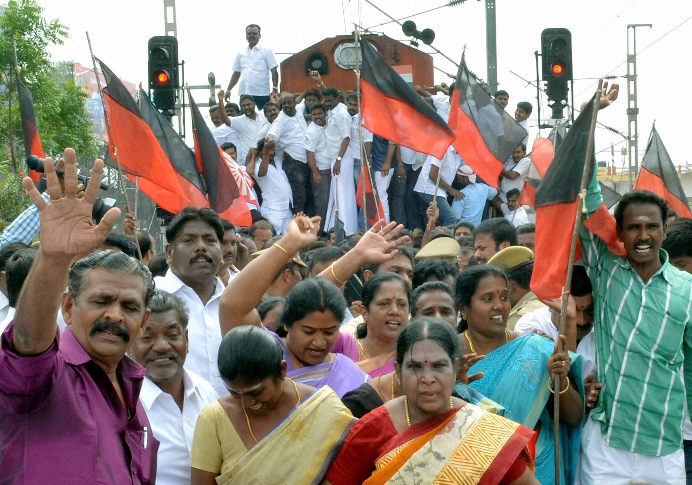 कावेरी विवाद : तमिलनाडु में विपक्षी दलों ने रोकी ट्रेन, 300 से ज्यादा गिरफ्तार