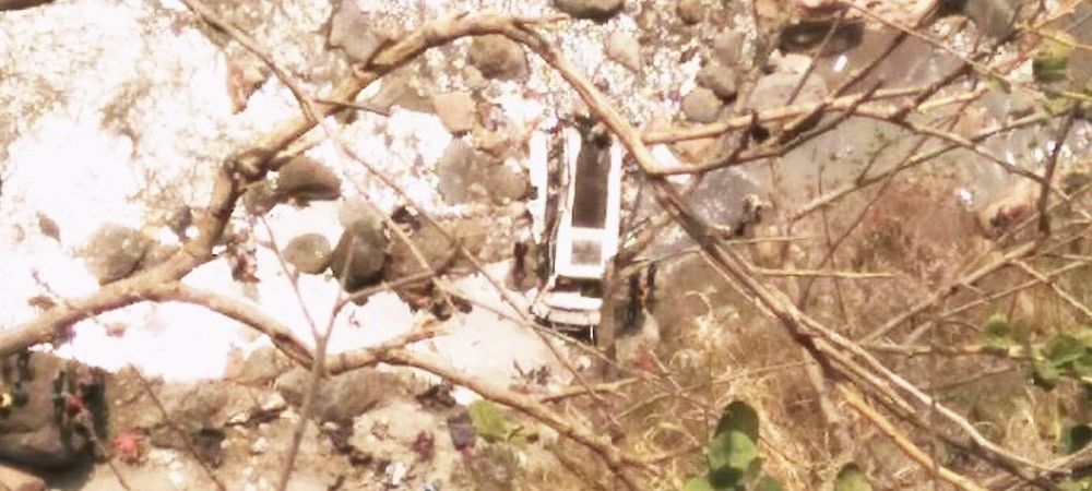 शिमलाः टोंस नदी में गिरी बस,  43 लोगों की मौत