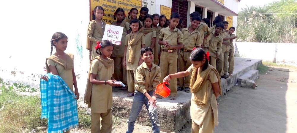 गीत गाते-गाते गाँव के बच्चों ने सीख लिया हाथ धुलने का सही तरीका