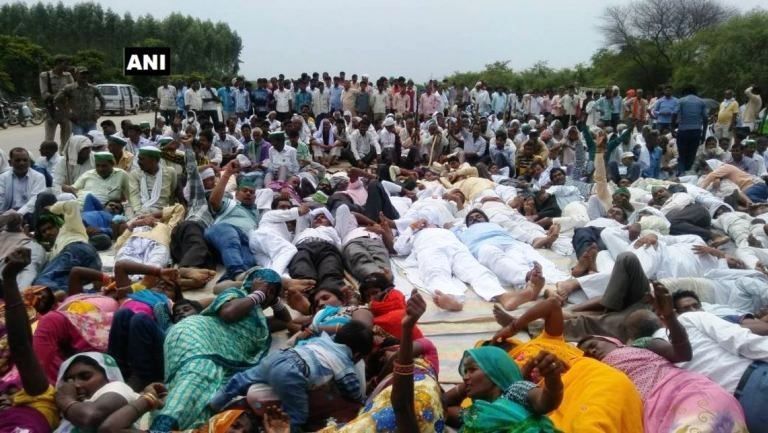 हरियाणा के किसानों ने योग दिवस पर किया शवासन 