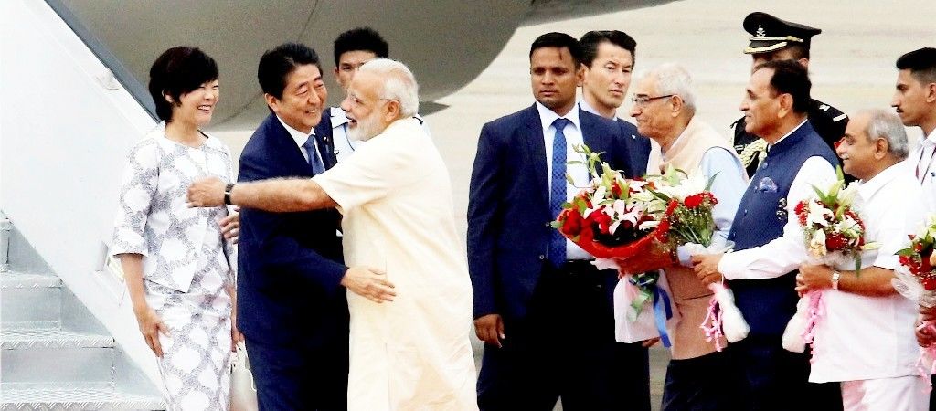 अहमदाबाद में जापानी  प्रधानमंत्री शिंजो आबे  व पत्नी अकई आबे  का पीएम नरेन्द्र मोदी ने किया जोरदार स्वागत 