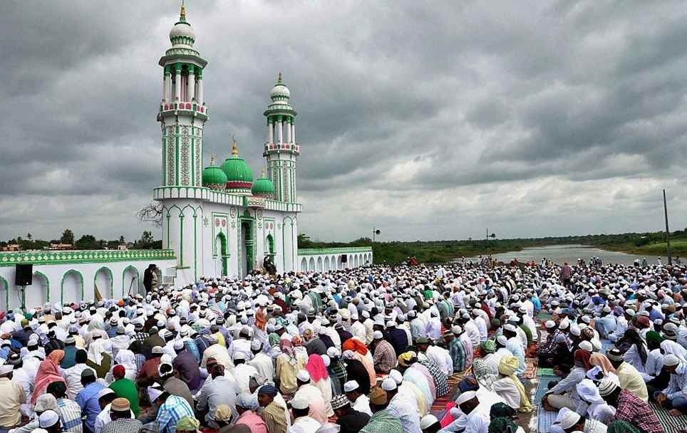 हिंसा की घटनाओं के विरोध में काली पट्टी बांधकर ईद की नमाज पढ़ने का आह्वान