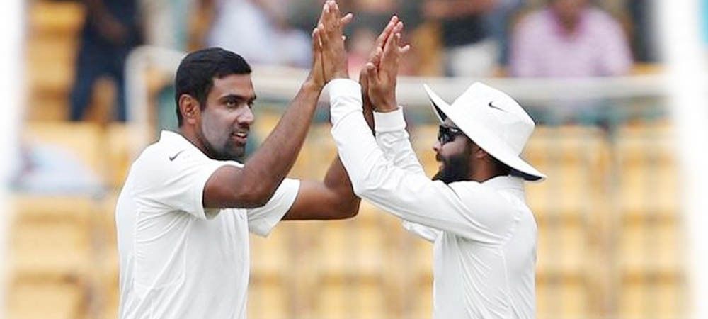आईसीसी टेस्ट गेंदबाजों की रैंकिंग में आर अश्विन व रविंद्र जडेजा  संयुक्त रूप से शीर्ष पर पहुंचने वाली स्पिनरों की पहली जोड़ी बनी