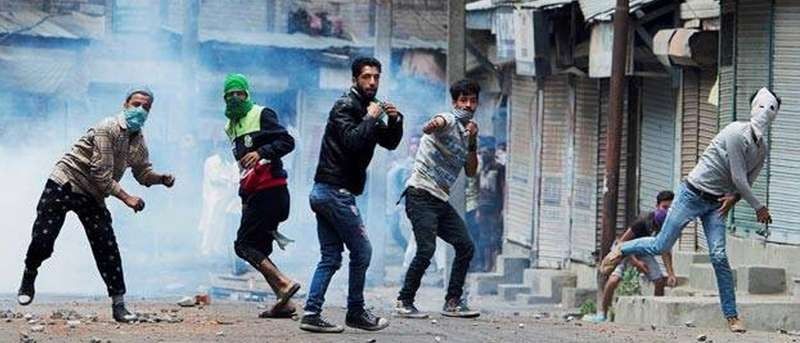 जम्मू एवं कश्मीर सरकार का ऐलान,पहली बार पत्थर फेंकने वालों के खिलाफ मामले वापस होंगे 