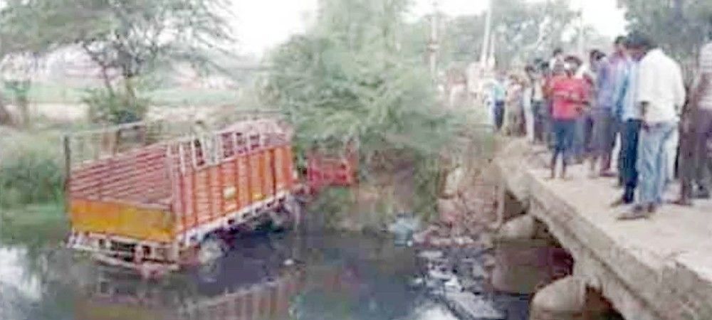उत्तर प्रदेश के एटा जिले में बेकाबू मिनी ट्रक नहर में गिरा, 14 लोगों की मौत, 28 गंभीर