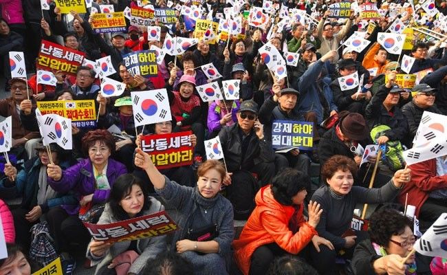 दक्षिण कोरिया में राष्ट्रपति पार्क के इस्तीफे के लिए प्रदर्शन  