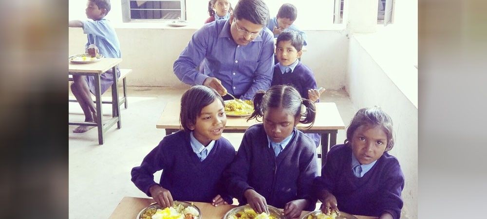 सरकारी स्कूल में पढ़ती बेटी के साथ छत्तीसगढ़ के डीएम ने खाया मिड-डे मील, तस्वीर वायरल