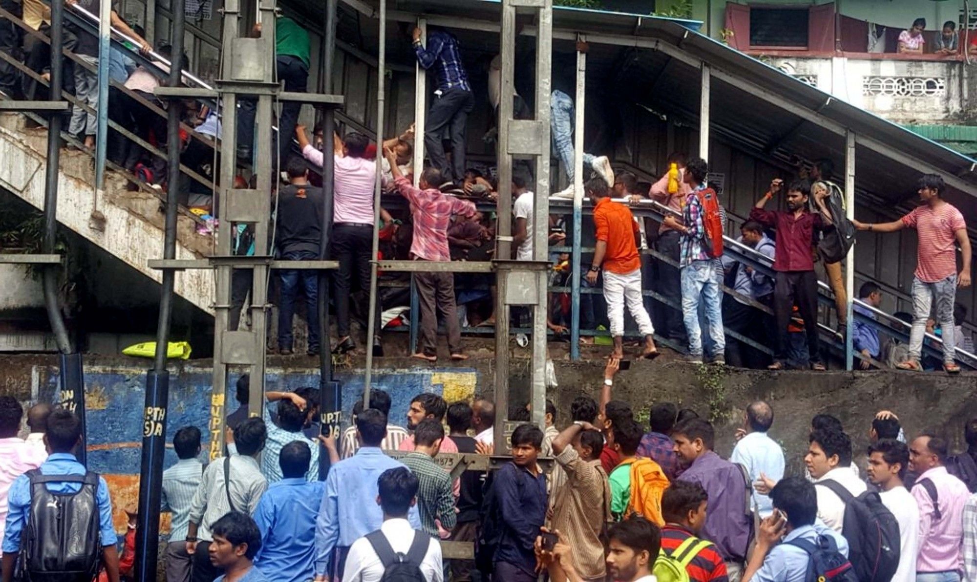 मुंबई भगदड़ में मृतकों की संख्या 23 हुई