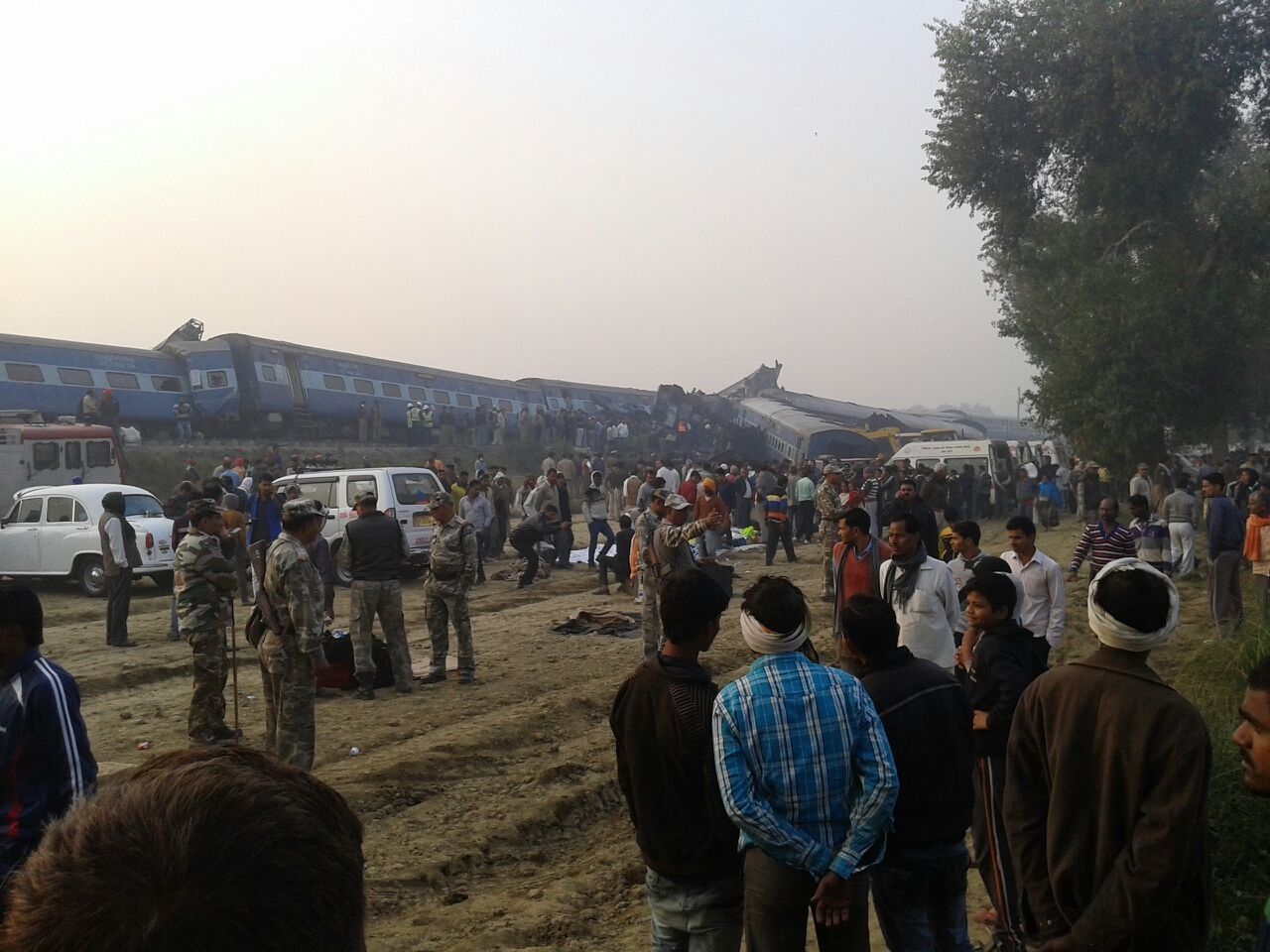 #इंदौर-पटना ट्रेन हादसा: ख़ौफज़दा यात्रियों की मदद में जुट गए ग्रामीण  