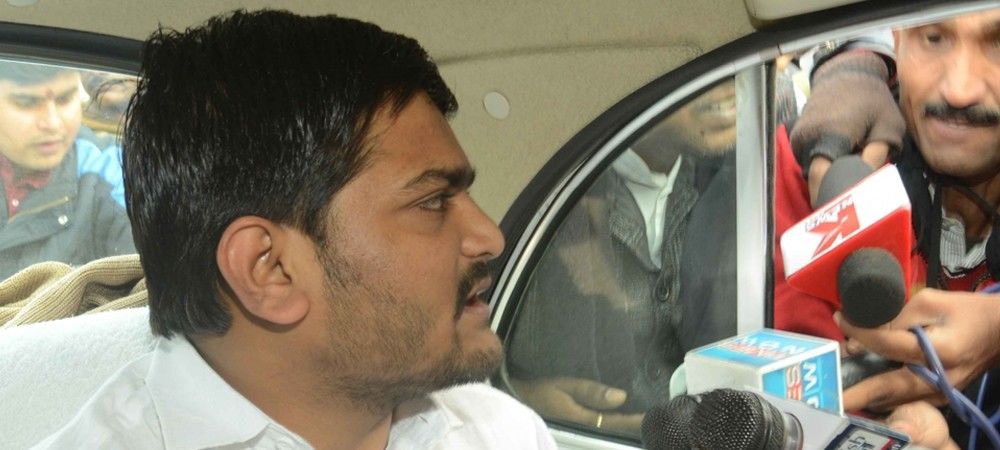 हार्दिक पटेल जयपुर में गिरफ्तार, केजरीवाल ने कहा  तुरंत रिहा करे राजस्थान सरकार