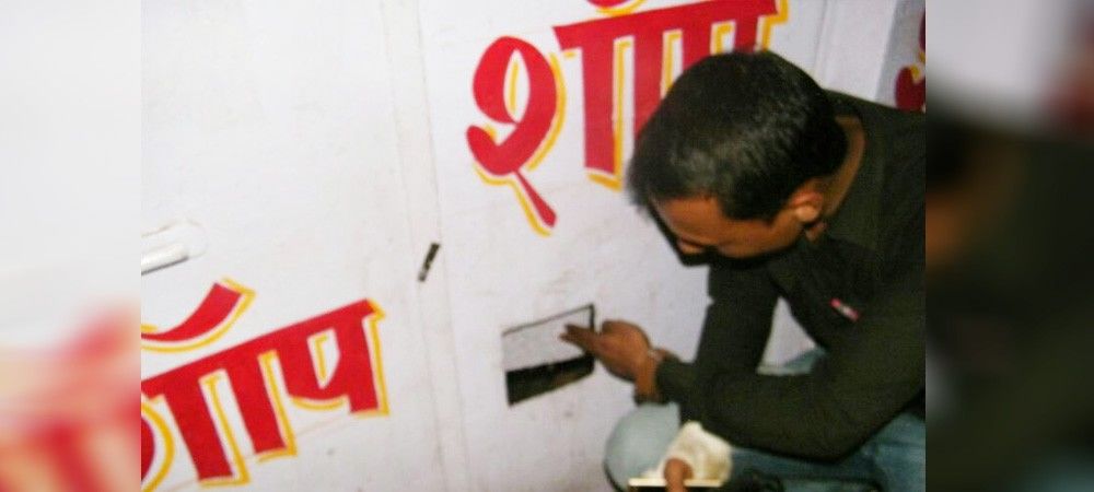 कानपुरः शराब के ठेकेदारों ने ठेके बंद कर कलक्टर गंज थाने का किया घेराव, लेकिन दुकान के पीछे से बिक रही बियर व शराब 