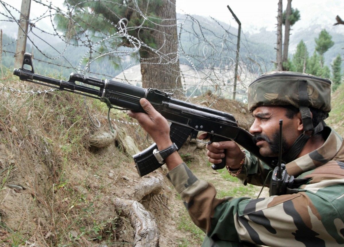 जम्मू-कश्मीर में सुरक्षाबलों और आतंकवादियों के बीच मुठभेड़, एक पुलिसकर्मी शहीद 