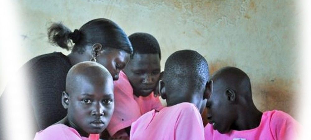 मासिक धर्म के बारे में बताने और मुफ्त में सेनेटरी पैड देने से स्कूलों में बढ़ी लड़कियों की हाजिरी 
