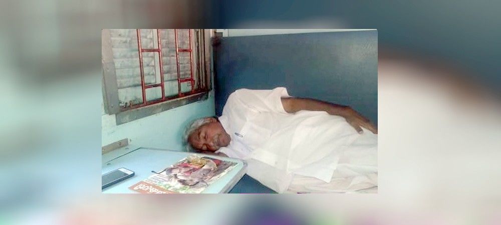 स्लीपर में सोते केरल के पूर्व मुख्यमंत्री ओमान चांडी की तस्वीर वायरल