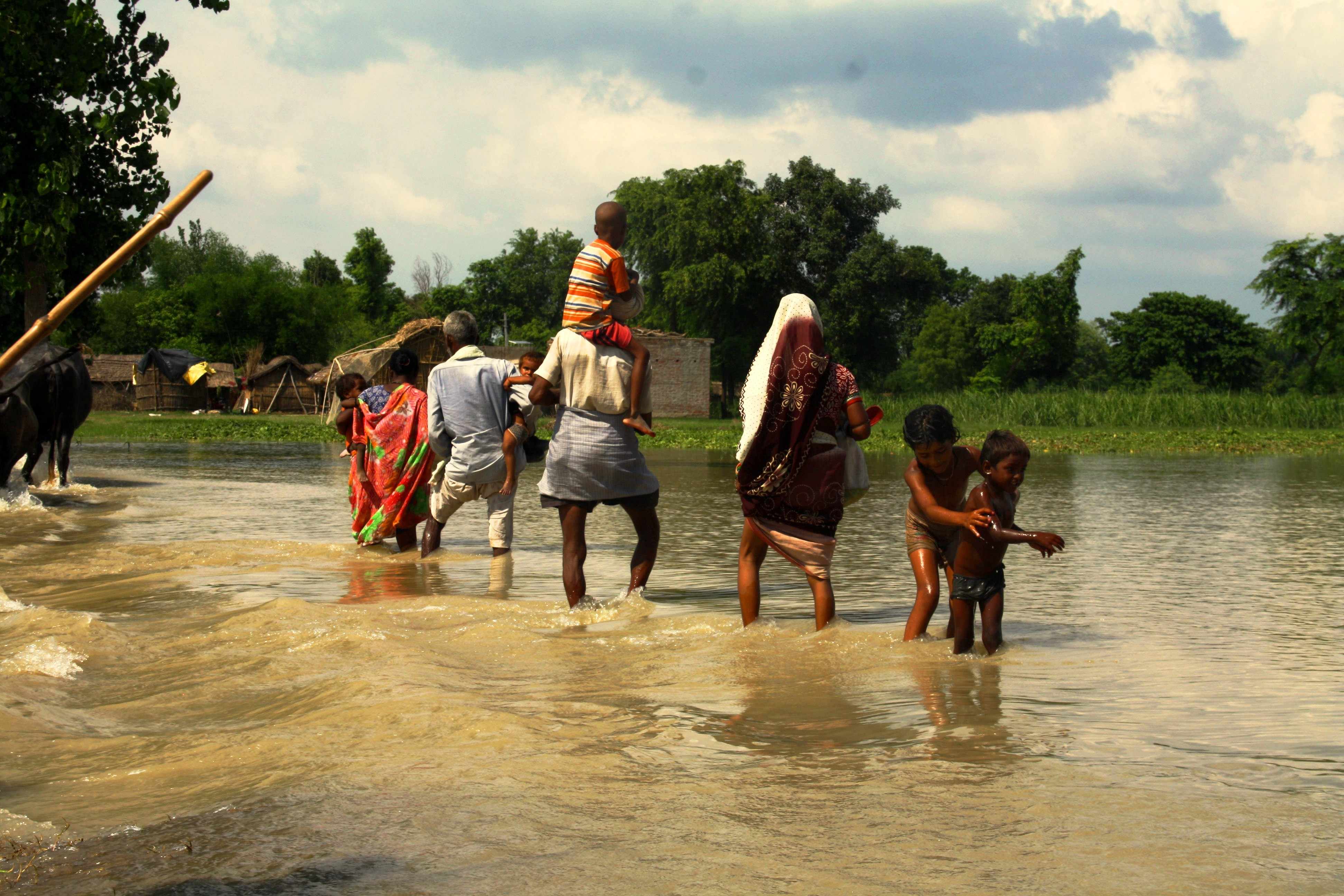 यूपी : बाढ़ को लेकर खतरे में 38 जिले और 30 बांध , नेपाल के 2 बांध बढ़ा सकते हैं समस्या